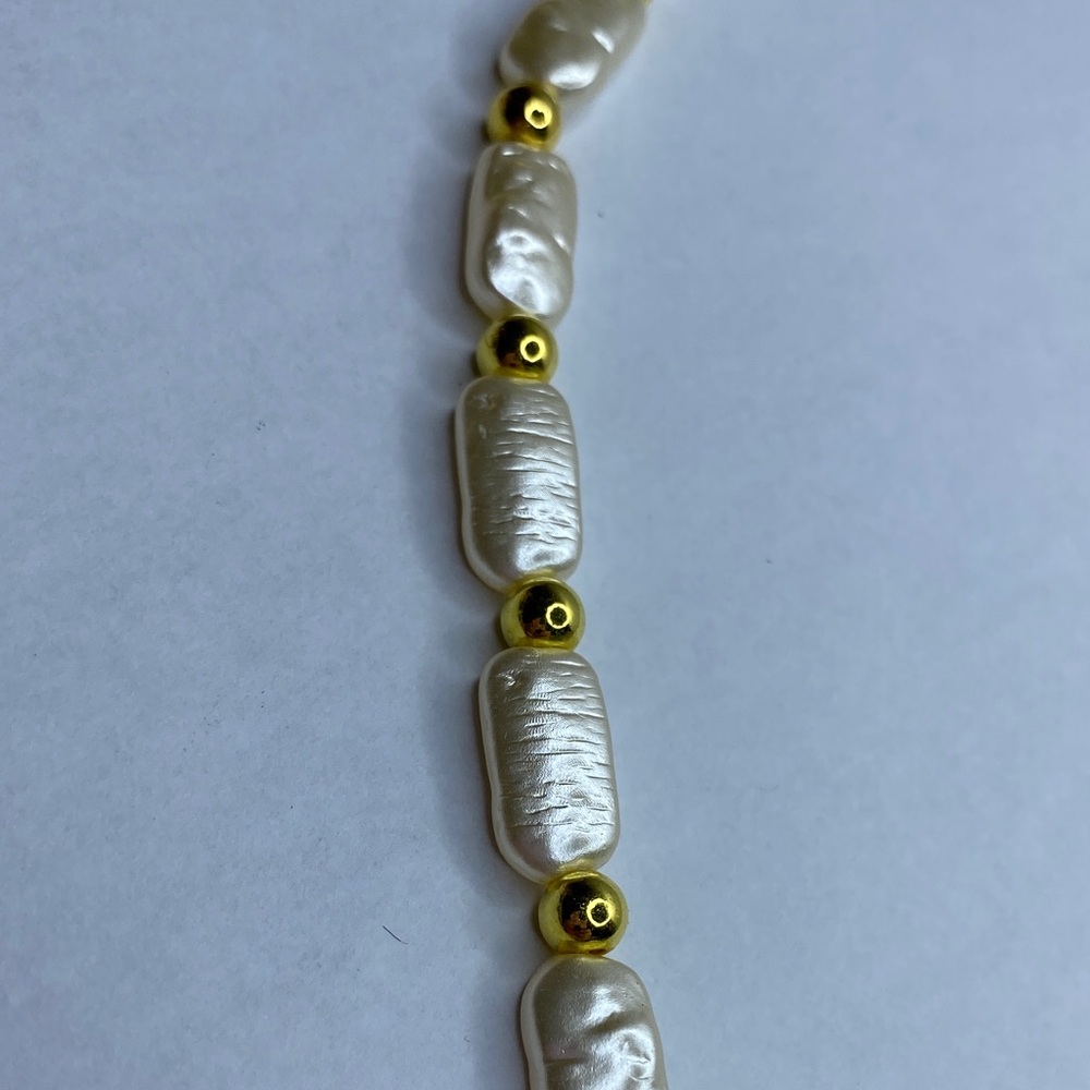 Badge Holder Pearl and Gold beaded Necklace with Floral Pendant - Picture 5 of 5